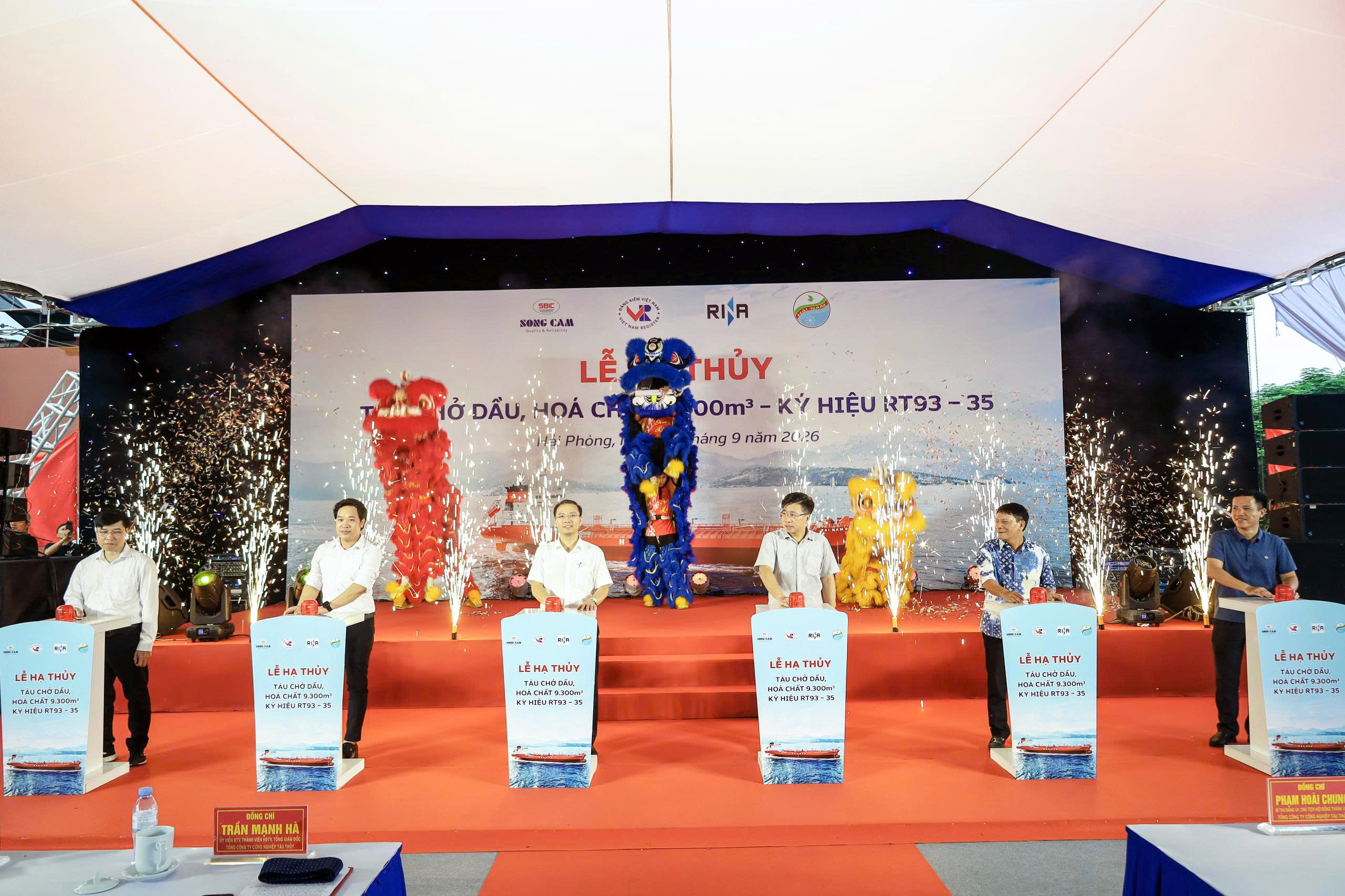 Các đồng chí: Phạm Hoài Chung - Bí thư đảng ủy, Chủ tịch hội đồng thành viên: Trần Mạnh Hà - Tổng giám đốc SBIC cùng Lãnh đạo Công ty CP đóng tàu Sông Cấm, Chủ tàu nhấn nút hạ thuỷ