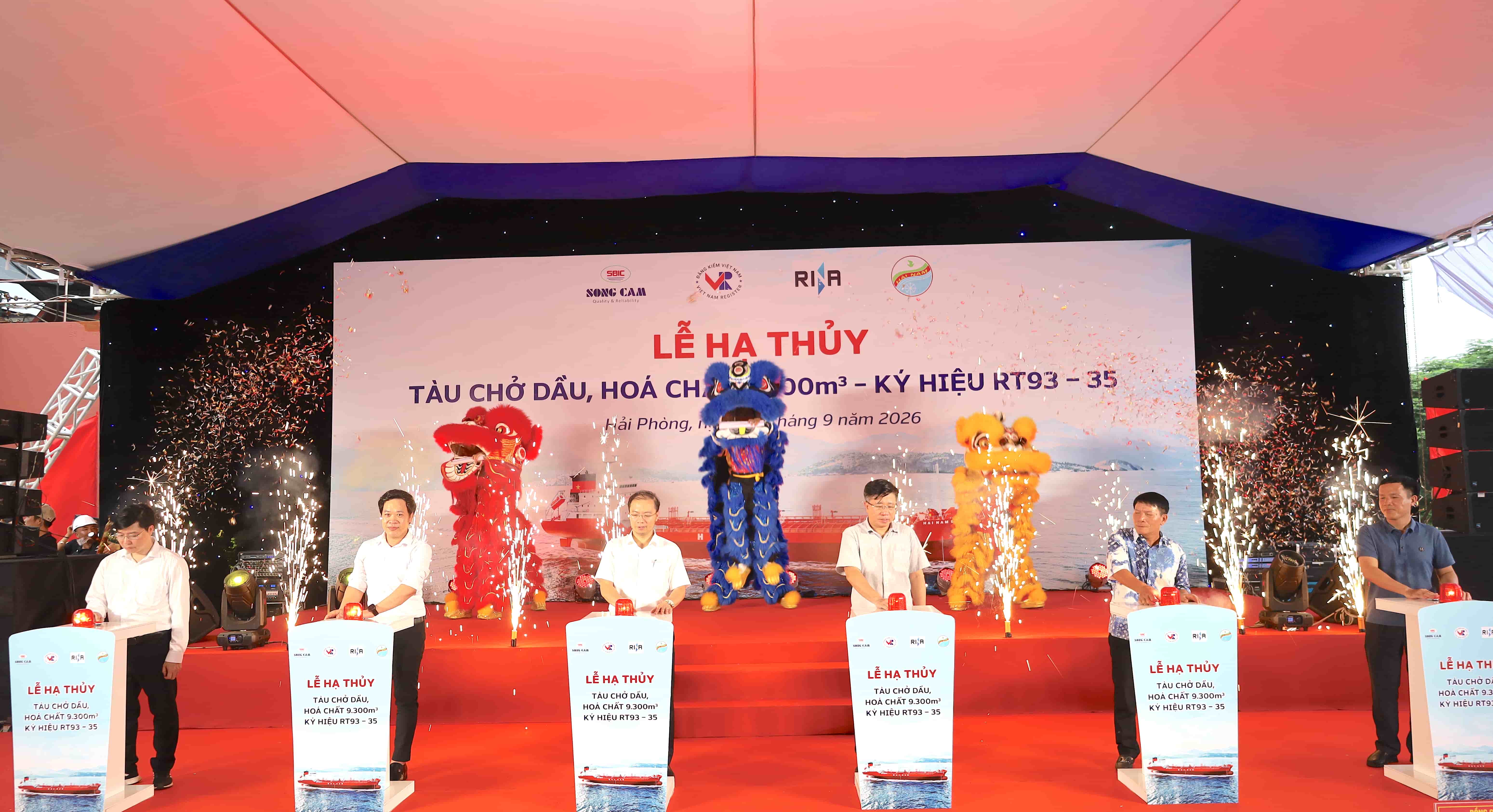 Các đồng chí: Phạm Hoài Chung - Bí thư đảng ủy, Chủ tịch hội đồng thành viên: Trần Mạnh Hà - Tổng giám đốc SBIC cùng Lãnh đạo Công ty CP đóng tàu Sông Cấm, Chủ tàu nhấn nút hạ thuỷ