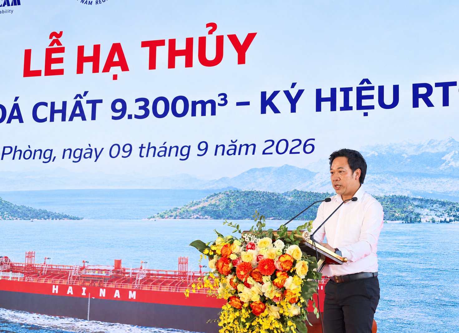 Đồng chí Hoàng Văn Tùng - Tổng giám đốc Công ty Cổ phần Đóng tàu Sông Cấm phát biểu tại Lễ hạ thuỷ