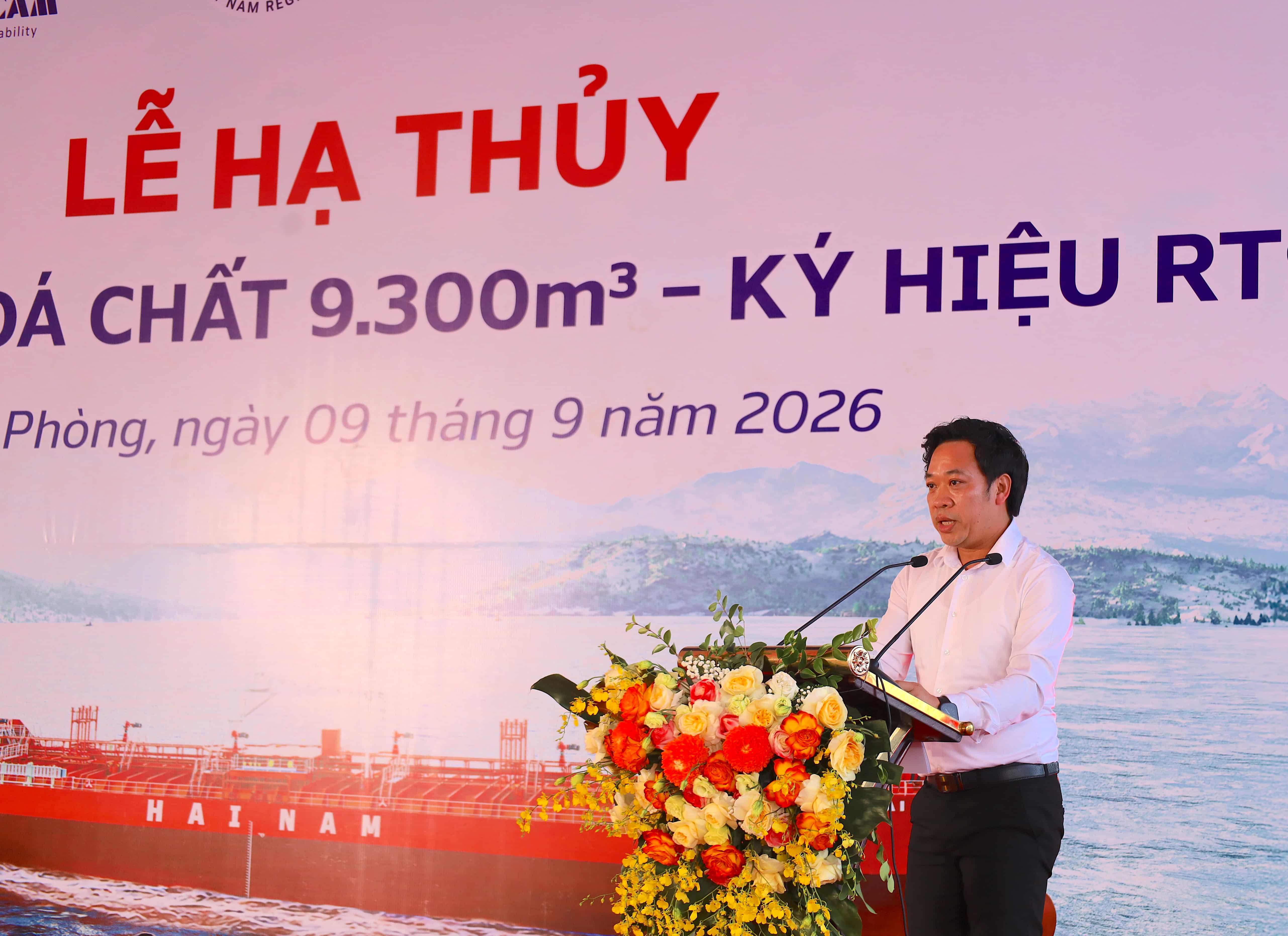 Đồng chí Hoàng Văn Tùng - Tổng giám đốc Công ty Cổ phần Đóng tàu Sông Cấm phát biểu tại Lễ hạ thuỷ